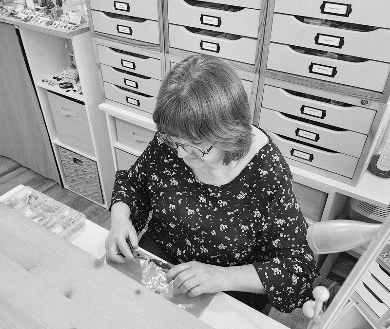 Artisane créatrice de bijoux fantaisie fait main, création unique, artisanal, l'atelier de Corinne