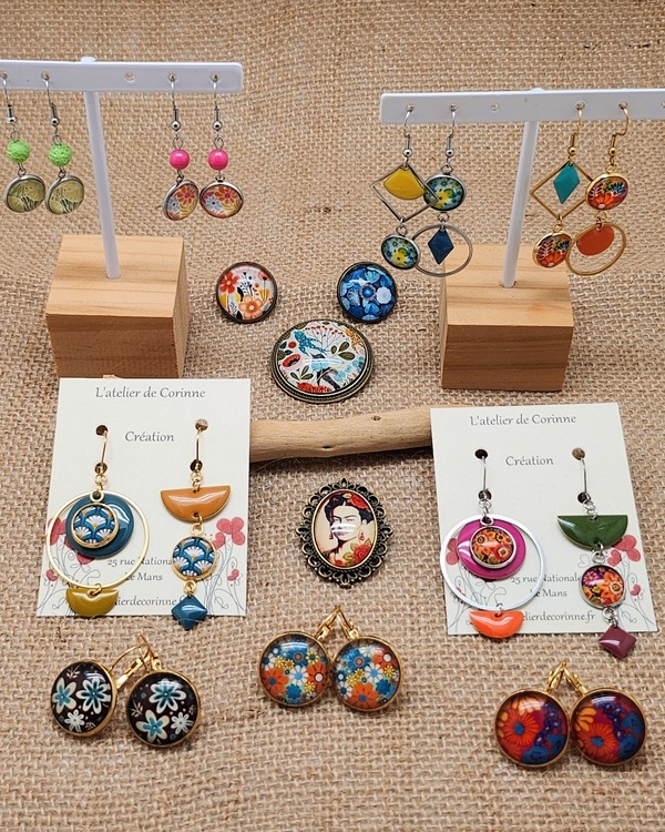 Collection de bijoux en cabochon verre, création fait main, éclat et transparence. L'atelier de Corinne