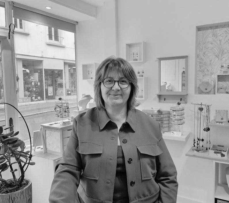 Artisane créatrice bijoux fantaisie, création fait main, unique, original, artisanal. L'atelier de Corinne